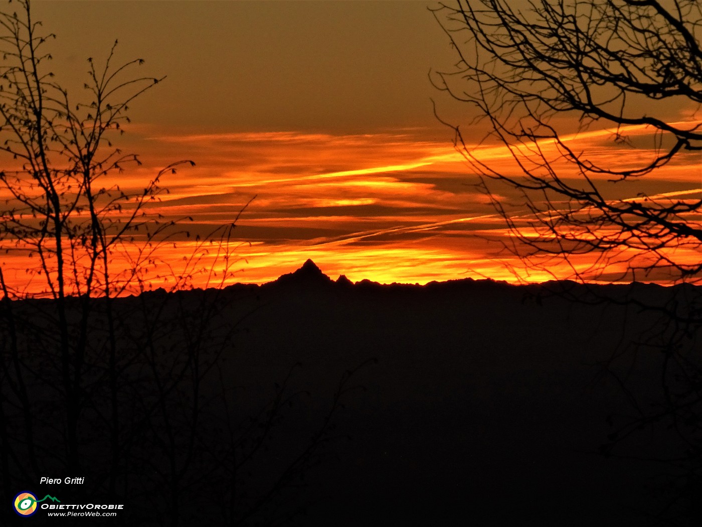 73 Nel cielo infuocato risalta il  lontano Monviso.JPG